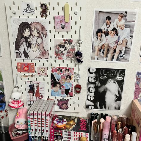 Shojo Room Aesthetic, Shoujo Girl Aesthetic Room, Japanese Room Aesthetic Anime, Cute Pegboard Ideas, Shoujo Aesthetic Room, Shoujo Room Aesthetic, Anime Pegboard, Manga Bedroom Ideas, Shoujo Bedroom