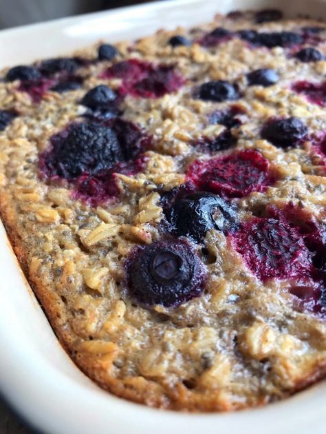 Berry Oatmeal Bake, Berry Baked Oatmeal, Chia Seed Oatmeal, Chia Breakfast, Berry Oatmeal, Baked Oatmeal Healthy, Toasted Oats, Chia Seed Recipes, Baked Oatmeal Recipes