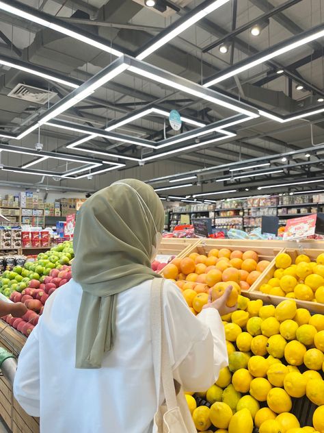 grocery shopping outfit aesthetic inspo Groceries Shopping Outfit, 2024 Friendship, Grocery Shopping Outfit, Grocery Shopping Aesthetic, Client Board, Groceries Shopping, Shopping Aesthetic, Outfit Minimalist, Hijabi Outfit