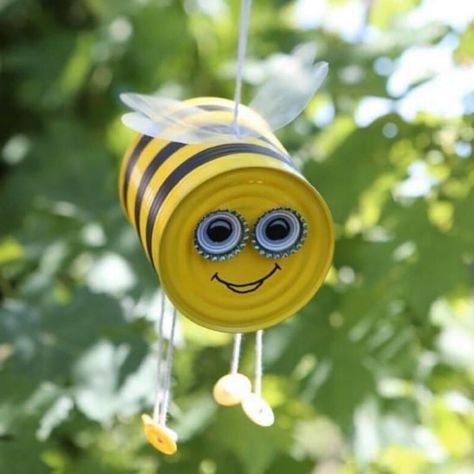 DIY Bee Tin Can - The perfect craft to liven up the back yard.  #MultiCraft #makingcreativityaffordable #bee #honey #diy Diy Bee Craft, Bumble Bee Craft, Diy Bee, Painted Tin Cans, Carillons Diy, Bee Craft, Tin Can Art, Tin Can Crafts, Outdoor Crafts