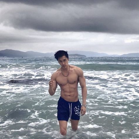 Athletic Body Men, Chuando Tan, Muscular Men Fashion, Ahri Wallpaper, Gym Boy, Mens Casual Outfits Summer, Athletic Body, Swimming Outfit, Muscular Men