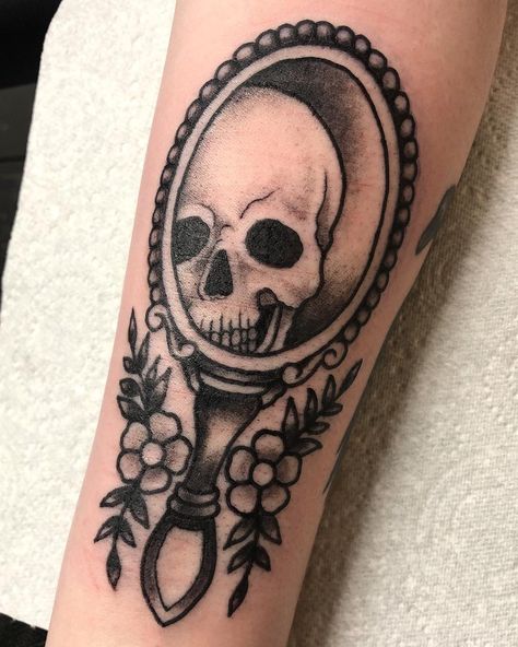 Skull in the mirror tattoo Traditional Bear Tattoo, Traditional Tattoo Reference, Mirror Tattoo, Mirror Tattoos, Web Tattoo, Skeleton Tattoos, Metal Tattoo, Traditional Tattoo Design, Traditional Tattoo Art