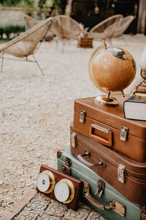 Globe terrestre et valises vintage pour un mariage sur le thème du voyage. Wedding Table Travel Theme, Old Suitcase Wedding Decor, Vintage Travel Wedding Centerpieces, Vintage Suitcase Wedding Decor, Wedding Travel Theme, Travel Bridal Showers, Vintage Travel Themes, Travel Party Theme, Travel Party