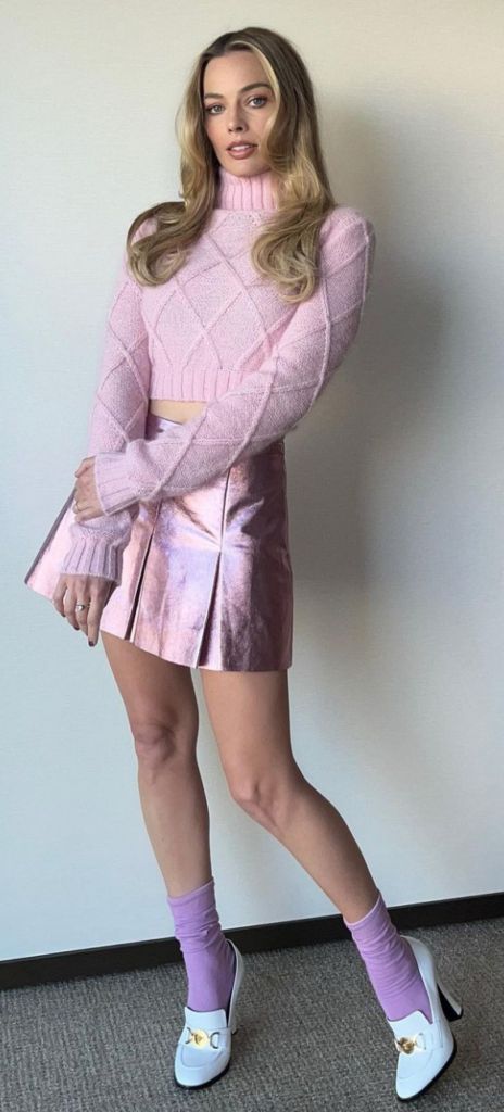 Who made Margot Robbie’s pink pleated mini skirt, turtleneck sweater, and white shoes? – OutfitID Kristin Cavallari, Rachel Bilson, Pippa Middleton, Sarah Michelle Gellar, Nicole Richie, Jennifer Hudson, Pink Outfits, Margot Robbie, Pink Outfit