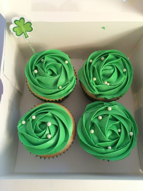 Cupcakes With Green Frosting, Green Cupcakes Ideas, Frost A Cupcake, Birthday Cupcakes For Women, Rosette Cupcakes, Soccer Birthday Cakes, Frosting Cupcakes, Green Cupcakes, St Patrick Day Treats