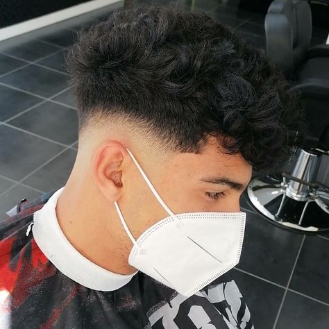 Faded Haircut For Men, Groom Hair Styles, Messy Fringe, Fade Haircut Curly Hair, Mid Fade Haircut, Mens Hairstyles Curly, Undercut Fade, Mens Haircuts Short Hair, Mens Hairstyles Fade