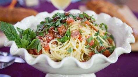 Whip up a fun Italian meal like Valerie Bertinelli with spicy garlic bread and pasta filled with the flavors of a classic BLT sandwich. Spicy Garlic Bread, Spaghetti With Bacon, Spaghetti Tomato, Valerie Bertinelli Recipes, Classic Blt Sandwich, Amazing Pasta, Blt Pasta, Pesto Tortellini, Matt Lauer