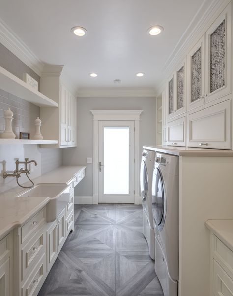 The right laundry room cabinetry design can transform a chaotic space into a tidy one. 9 laundry room cabinet ideas: tips for an organized space | Homes & Gardens | https://www.homesandgardens.com/interior-design/laundry-room-cabinet-ideas #RuttCabinetry #LaundryRoom #CustomCabinetry design: Rutt of Los Altos photo: Michael Hospelt Long Narrow Closet, Long Narrow Kitchen Layout, Laundry Room Cabinetry, Narrow Kitchen Layout, Laundry Room Dimensions, Laundry Room Cabinet Ideas, Room Cabinet Ideas, Narrow Laundry, Long Narrow Kitchen