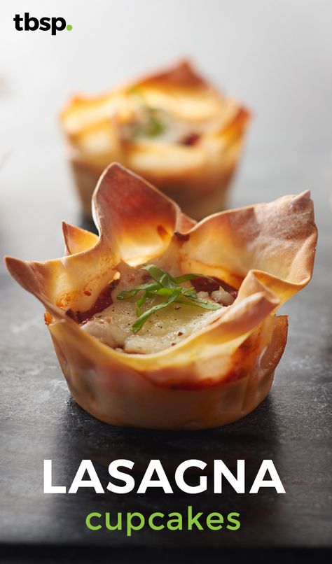 Layers of meat, cheese and pasta baked in little lasagna cupcakes. Wonton wrappers are fresh little sheets of pasta that are perfectly sized for these lasagna cupcakes and because of their thinness, they cook up super fast. Ham Appetizers, Lasagna Cupcakes, Wonton Wrapper Recipes, Time Cover, Salmon Bites, Wonton Cups, Wonton Recipes, Appetizer Ideas, Smoked Gouda