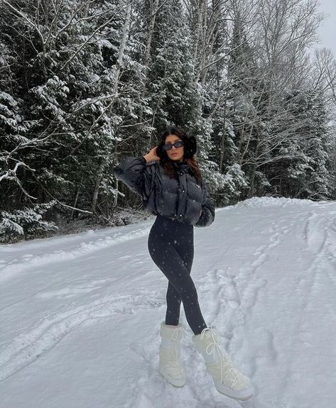 Cristina Monti on Instagram: "🖤" Snow Ootd, Snow Outfits For Women, Ski Outfit For Women, Snow Fits, Winter Vacation Outfits, Winter Travel Outfit, Japan Outfit, Snow Trip, Fits Aesthetic