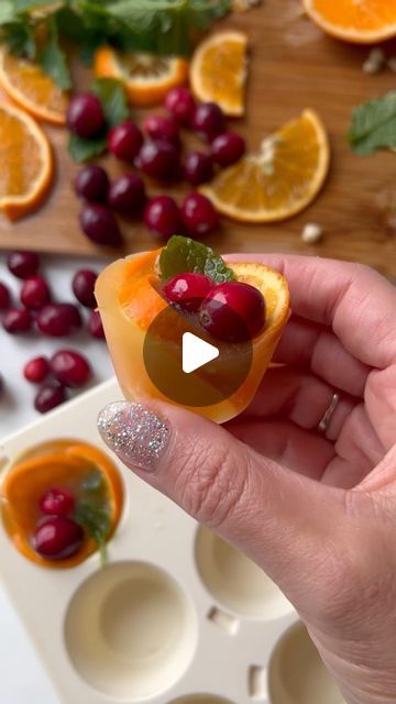 Christmas Ice Cubes Ideas, Orange Ice Cube Mimosas, Festive Ice Cubes, Orange Ice Cubes, Cranberry Mimosas, Cranberry Mimosa, Fancy Ice, Frozen Juice, Orange Cranberry