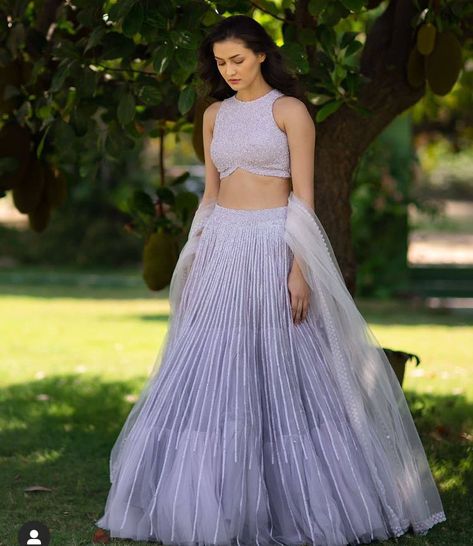 Gher Lehenga, Minimal Lehenga, Crop Top Wedding Dress Indian, Choli Blouse Design, Simple Lehenga, Blouse Ideas, Indian Outfits Lehenga, Lehenga Designs Simple, Lehnga Dress