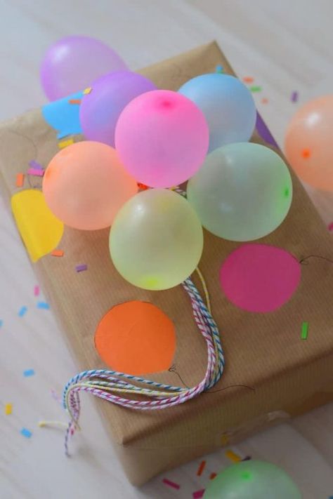 Anniversaire Diy, Gift Wrapping Techniques, Gift Wrapping Ideas, Mini Balloons, Creative Diy Gifts, Gifts Wrapping Diy, Birthday Gift Wrapping, Unique Gift Wrapping, Creative Gift Wrapping