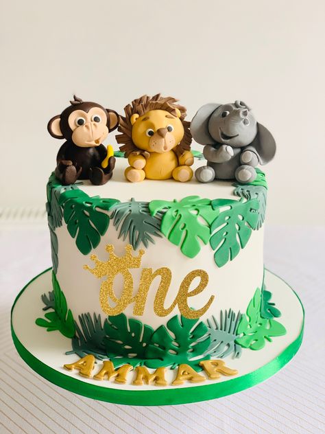 1st Birthday Cake Animals, Jungle Bday Cake, Simple Animal Cake, First Birthday Cake Wild One, Safari Bday Cake, Jungle Cake Ideas Boys, Safari Smash Cake 1st Birthdays, Wild One Birthday Cake Boys, Jungle Theme Cake Boys