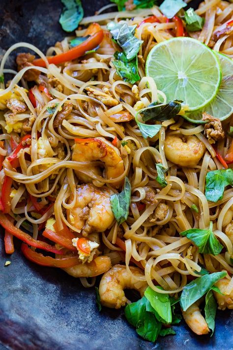 Shrimp Noodles Recipes, Shrimp Rice Noodles, Chinese Shrimp Recipes, Asian Shrimp, Food Shrimp, College Budget, Rice Noodle Recipes, Asian Vegetarian Recipes, Wok Recipes