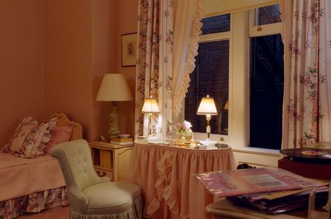 Set Decor / TV Decor Features: THE MARVELOUS MRS. MAISEL 50s Room Aesthetic, 50s Bedroom Aesthetic, 50s Room, 1950s Bedroom, 50s Interior, 1950s Interior, 50s House, The Marvelous Mrs Maisel, 1950s Decor