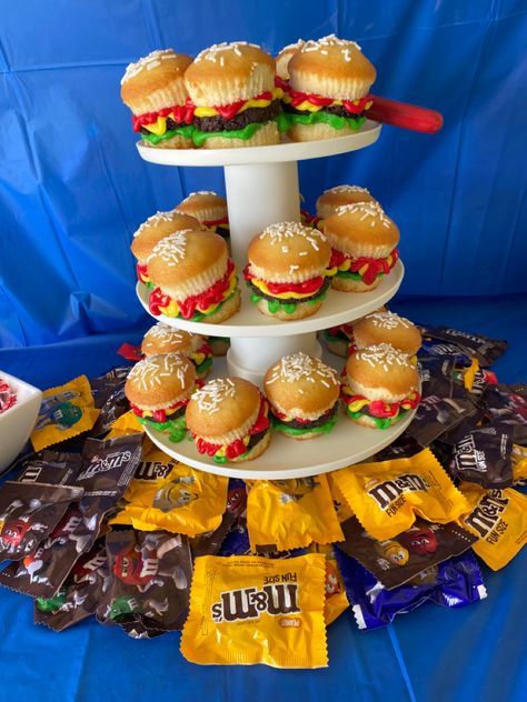 Hamburger Decorations, Bobs Burgers Birthday, Bob's Burgers Halloween, Hamburger Party, Burger Cupcakes, Mcdonalds Birthday Party, Bbq Cake, Burger Cake, Bday Themes