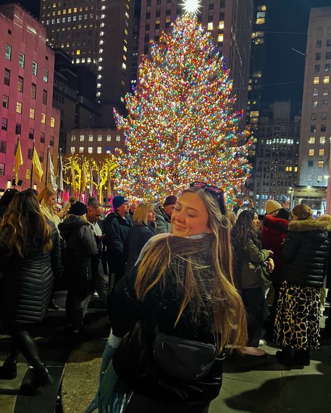 New York Christmas Instagram Pictures, Nyc Christmas Instagram Pictures, Nyc Instagram Pictures Winter, Nyc Picture Ideas Winter, Nyc Photo Ideas Winter, Nyc Christmas Picture Ideas, Nyc Poses Ideas, New York City Poses, Winter New York Aesthetic