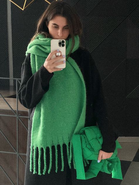 Style green clothes match Green Scarf Outfit Winter, Green Scarf Aesthetic, Green Outfit Fall, Green Scarf Outfit, Chunky Scarf Outfit, Inspi Outfit, Scarf Outfit Winter, Scarf Aesthetic, Scarf Fits