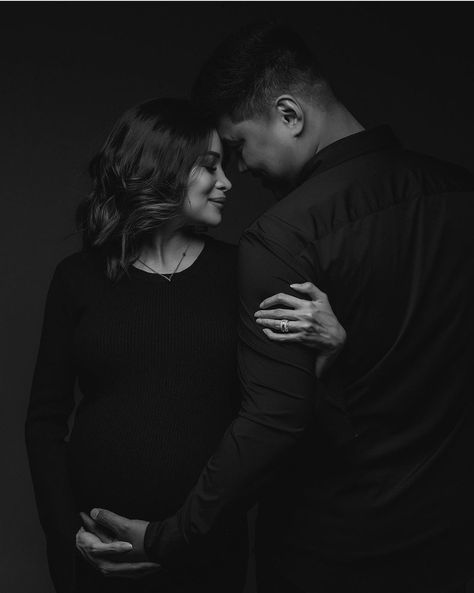 Couple Maternity Poses, Studio Maternity Shoot, Baby Bump Photoshoot, Maternity Studio Photoshoot, Studio Maternity Photos, Maternity Photography Poses Outdoors, Baby Announcement Photoshoot, Pregnancy Belly Photos, Cute Pregnancy Pictures