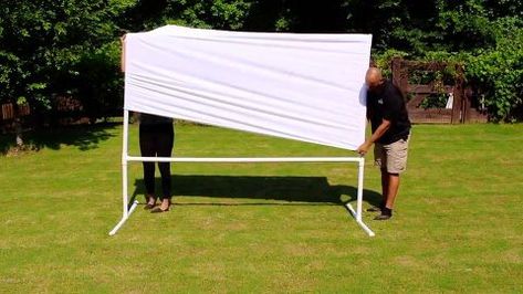 diy backyard movie theatre screen Diy Backyard Movie Theater, Diy Backyard Movie, Diy Outdoor Movie Screen, Backyard Movie Theaters, Outdoor Movie Theater, Outdoor Movie Screen, Backyard Movie Nights, Outdoor Projector, Backyard Movie