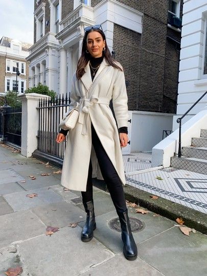 Belted Coat Outfit, Classy Shorts Outfits, White Bag Outfit, Petite Winter Fashion, Ankle Boots Outfit Winter, White Coat Outfit, Classy Shorts, Winter London, Croc Bag