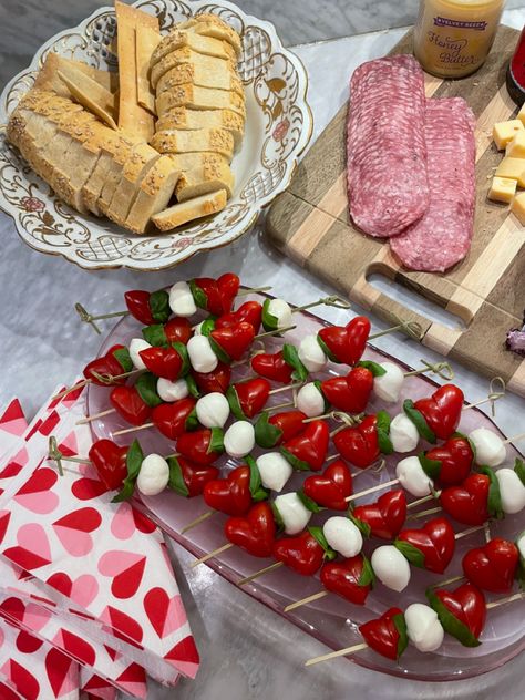 Caprese skewers in shape of hearts Heart Shaped Caprese Skewers, Heart Tomato Skewers, Valentines Themed Food Dinner Parties, Valentines Caprese, Heart Caprese, Valentines Appetizers, Valentines Charcuterie Board, Prom Food, Tomato Skewers