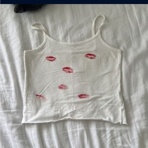 KISS diy tank Kiss Shirt Diy, Diy Shirt Printing, Kiss Clothes, Diy Tank Top, Red Lipstick Kisses, Tank Tops Diy, Diy Tank, Tøp Aesthetic, Chefs Kiss