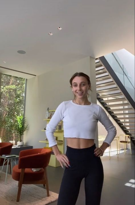 Emma Chamberlain Workout Outfit, Emma Chamberlain Diet, Emma Chamberlain Workout, Emma Chamberlain Workout Routine, Emma Chamberlain Biker Shorts, Emma Chamberlain Sweatpants, Emma Chamberlain, Workout Motivation, Famous Fashion