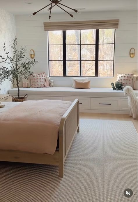 Farmhouse Kids Bedroom, Dresser And Desk, Bench And Storage, Window Seat Ideas, Bed Side Tables, Big Girl Bedrooms, Upstairs Bedroom, Casa Container, Built In Bench