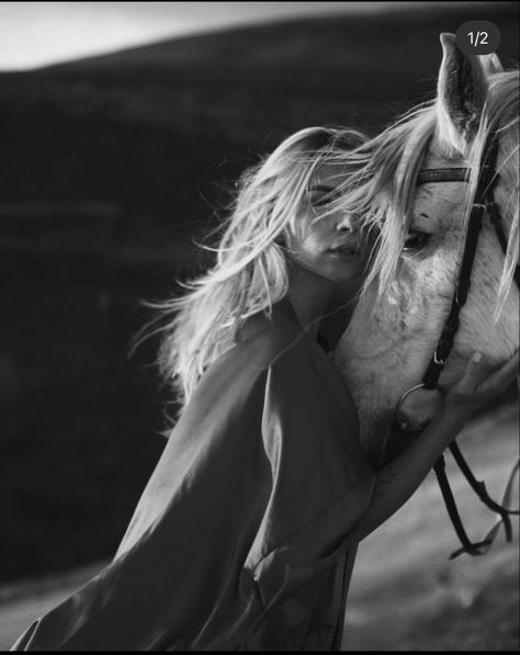 Model With Horse, Photoshoot With Horse Ideas, Western Family Photos, Equestrian Photoshoot, Horse Photoshoot Ideas, Equine Photography Poses, Horse Photoshoot, Cowgirl Photoshoot, Horse Photography Poses