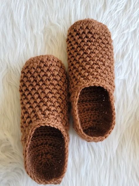 Stay cozy with this adult crochet slipper pattern - perfect for beginners! Learn how to crochet slippers with our quick and easy crochet slippers free pattern. These simple and easy slipper patterns are designed especially for beginners, featuring clear instructions for the perfect slippers crochet pattern. You'll love how fast these work up - perfect for last-minute gifts or treating yourself to cozy feet! Easy Crochet Slippers Free Pattern, How To Crochet Slippers, Holiday Jello, Crochet Slippers Free, Crochet Slippers Adult Free Pattern, Slippers Free Pattern, Slippers Crochet Pattern, Crochet Slipper Boots, Diy Crochet Slippers