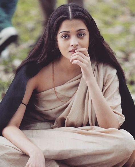 Chokher Bali, Aishwarya Rai Without Makeup, Aishwarya Rai Wallpaper, Bride And Prejudice, Aishwarya Rai Pictures, Ideal Beauty, Indian Photoshoot, Aishwarya Rai Bachchan, Vintage Bollywood