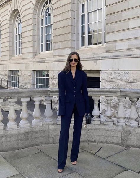 Women Suits Prom Classy, Women In Suits Aesthetic, Women Ceo, Woman Suit Fashion, Graduation Outfit, Suit Style, Looks Chic, Casual Chic Style, Professional Outfits