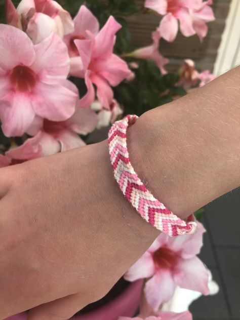 Pink And Red Friendship Bracelet, Pink Friendship Bracelet Aesthetic, Pink Thread Bracelet, Pink Bracelets Aesthetic, Pink Handmade Bracelet, Pink Chevron Bracelet, Pink String Bracelet, Pink Bracelet Patterns, Pink Friendship Bracelet Pattern