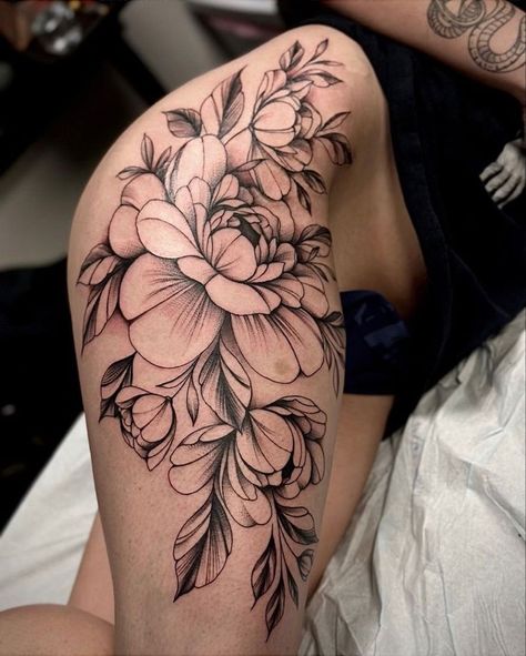 Neotraditional Tattoo Black And Grey, Walk In Tattoos, Thigh Piece Tattoos, Thigh Tattoo Men, Models Without Makeup, Side Thigh Tattoos, Tattoo Hip, Arm Sleeve Tattoos For Women, Floral Thigh Tattoos