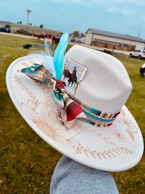 Womens Western Hats, Charlie 1 Horse Hat, Cowboy Hat Design, Custom Cowboy Hats, Cowgirl Accessories, Beaded Shoes, Felt Cowboy Hats, Painted Hats, Chapeau Cowboy