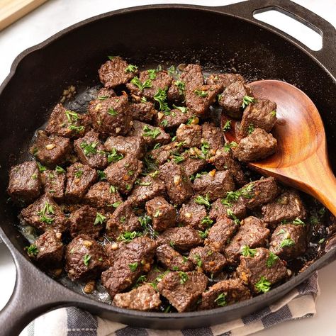 Enjoy the delicious flavor of garlic butter steak bites without a full steakhouse dinner. These easy-to-make bites are packed savory goodness. Garlic Butter Steak Bites, Butter Steak Bites, Steak Bites Recipe, Mignon Steak, Filet Mignon Steak, Butter Steak, Garlic Butter Steak, Steak Butter, Steak Bites