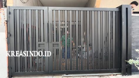 Pemasangan Pintu Pagar Besi pesanan Bu Lauren di Jakarta Barat Plastic Doors For Bathroom, Pagar Modern, Gate Wall Design, Steel Security Doors, Aluminium Gates, Steel Gate Design, Door Picture, Front Gate Design, Front Gate