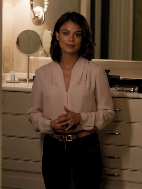 Dynasty Crystal Carrington, Crystal Dynasty Outfit, Nathalie Kelley Dynasty, Dynasty Cristal Outfits, Cristal Carrington Outfits Season 1, Cristal Carrington Outfits, Dynasty Outfits Cristal, Dynasty Cristal, Natalie Kelley