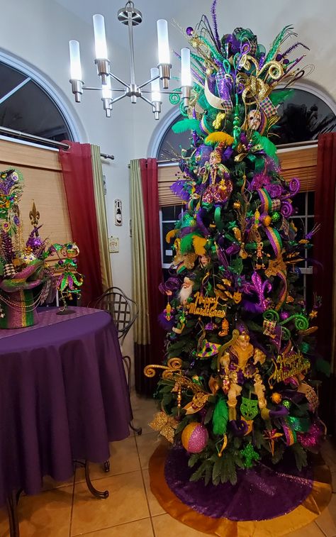 Mardi Gras Trees Ideas, Mardi Gras Tree Topper, Mardi Gras Mantel Decorations, Mardi Gras Christmas Tree Ideas, Diy Mardi Gras Decor, Mardi Gras Tree Decoration, Mardi Gras House Decorations, Mardi Gras Tree Ideas, Mardi Gras Centerpieces Diy