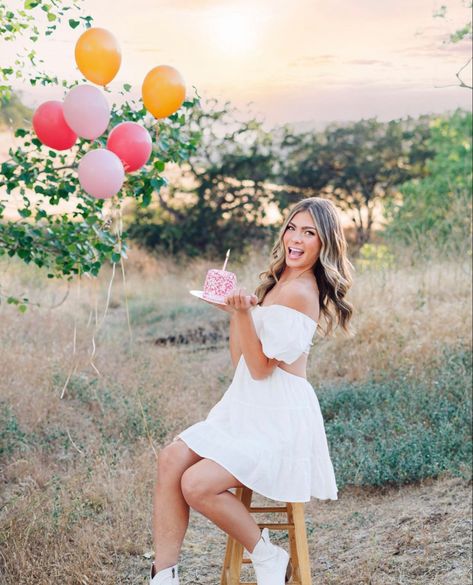 Birthday Photoshoot Outside Ideas, Outdoor Photoshoot Birthday, 21st Birthday Ideas Photo Shoots Outside, Sweet 16 Birthday Picture Ideas, 12 Year Birthday Photoshoot, 14th Birthday Photos, Birthday Picture Ideas Instagram Outdoor, Balloon Photoshoot Ideas Outdoor, Turning 13 Photo Shoot Ideas