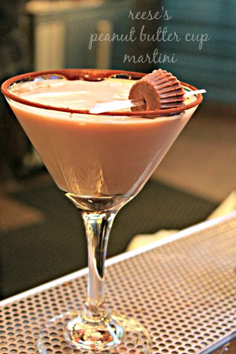 Peanut Butter Cup Martini at Hershey's "The Chocolate Bar" - Cooking with Books Peanut Butter Cup Martini Recipe, Peanut Butter Martini, Peanut Butter Cup Martini, Hershey Chocolate Bar, Chocolate Martini, Chocolate Liqueur, Boozy Drinks, Light Desserts, Martini Recipes