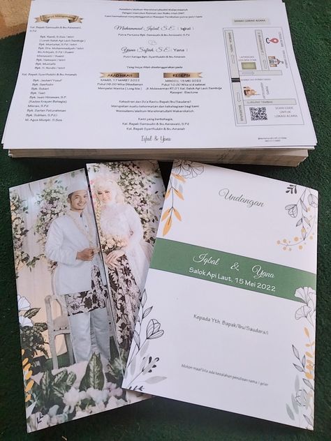 Undangan Pernikahan Lipat Tiga Ukuran 14,5 x 20 Syar'i Aesthetic, Undangan Pernikahan Simple, Undangan Digital, Wedding Preparation, Golden Star, Wedding Card Design, Wedding Invitation Cards, Wedding Card, Invitation Cards