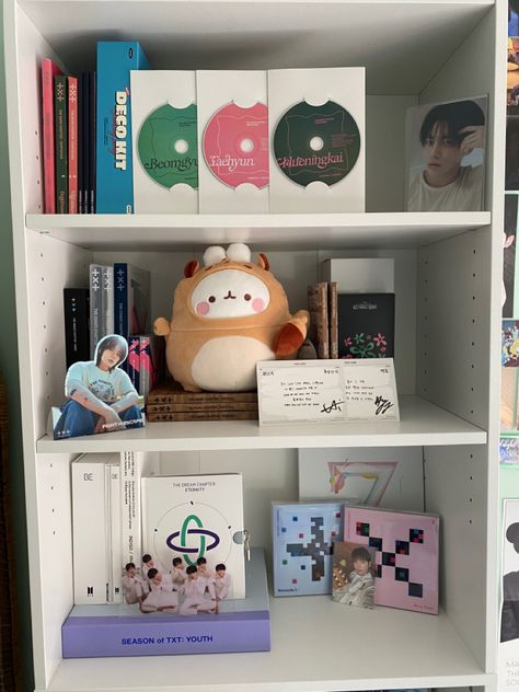 bts txt shelf Txt Shelf Aesthetic, Txt New Album 2024, Txt Album Shelf, Shelf Decor Kpop, Txt Room Decor Aesthetic, Kpop Shelf Organization, Txt Bedroom, Album Display Ideas, Txt Shelf