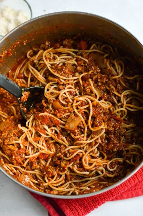 Mushroom Spaghetti Sauce with Ground Beef Meat Sauce With Mushrooms, Ground Beef Red Sauce Pasta, Spaghetti With Mushrooms Recipes, Mushroom Spaghetti Recipes, Easy Beef Bolognese Recipe, Spaghetti Recipes With Ground Beef, Spaghetti Sauce With Mushrooms, Meat Sauce Recipe Easy, Ground Beef Mushroom Recipe