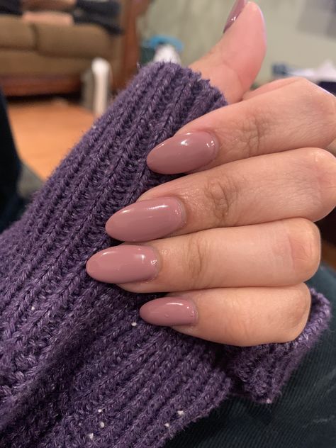 Oval shaped Gel nails. Mauve Nail Mauve Color, September Nails Oval, Fall Nails 2023 Mauve, Mauve Bridal Nails, Mauve Round Nails, Nude Mauve Nails, Pink Nails Oval Shape, Oval Nails Colors, Almond Nails Mauve