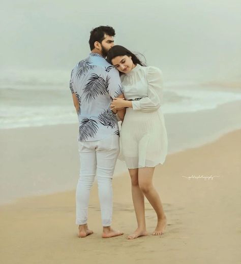 Sunrise Photoshoot Ideas Couples, Pre Wedding Shoot Beach Photography, Beach Outdoor Couple Shoot, Pre Shoot Ideas Sri Lanka, Pre Wedding Photoshoot Outdoor Beach, Couple Beach Photo Poses, Beach Prewedding Photography, Beach Pictures Poses Couples, Beach Couple Poses