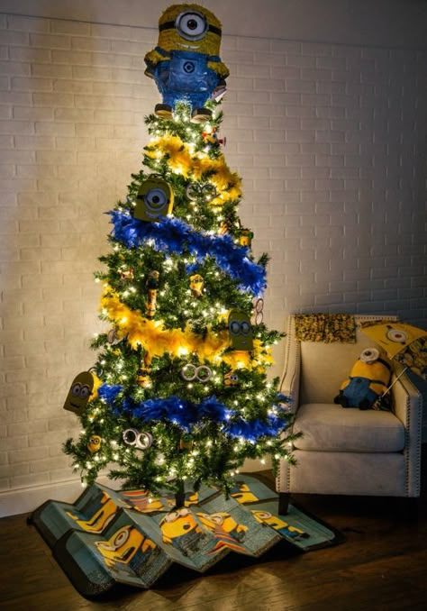 Minions Christmas Tree Theme - Pop Culture Christmas Trees 2015 Minion Christmas Tree, Christmas Tree Theme, Minion Christmas, Amazing Christmas Trees, Christmas Trees For Kids, Tree Theme, Unicorn Christmas, A Minion, Creative Christmas Trees