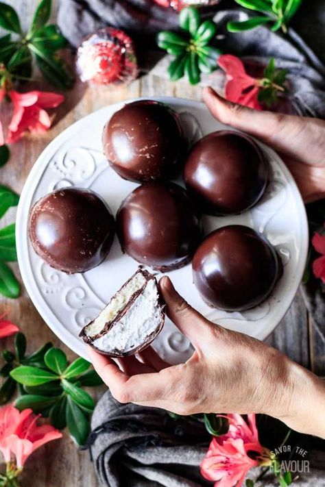 Chocolate Marshmallow Teacakes with Raspberry Jam: these old fashioned British treats are made with dark chocolate, homemade biscuits, and fluffy marshmallow. Learn the step by step method for making these copycat Tunnock's teacakes with this recipe. British Treats, Marshmallow Tea, Pelo Chocolate, British Baking Show Recipes, Chocolate Tea Cake, Cookie Recipes From Scratch, Chocolate Homemade, British Desserts, Tea Cakes Recipes